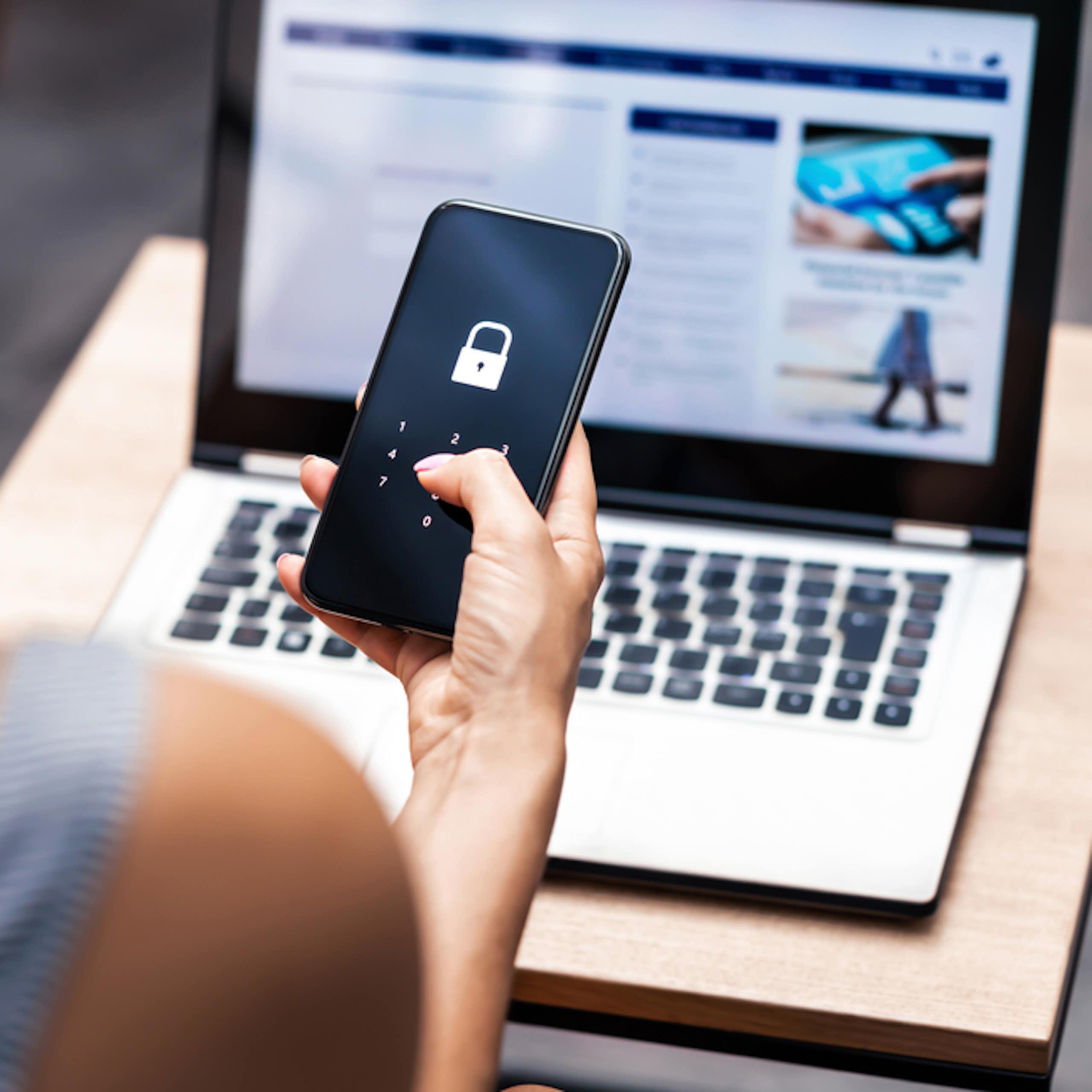 femme sur son téléphone