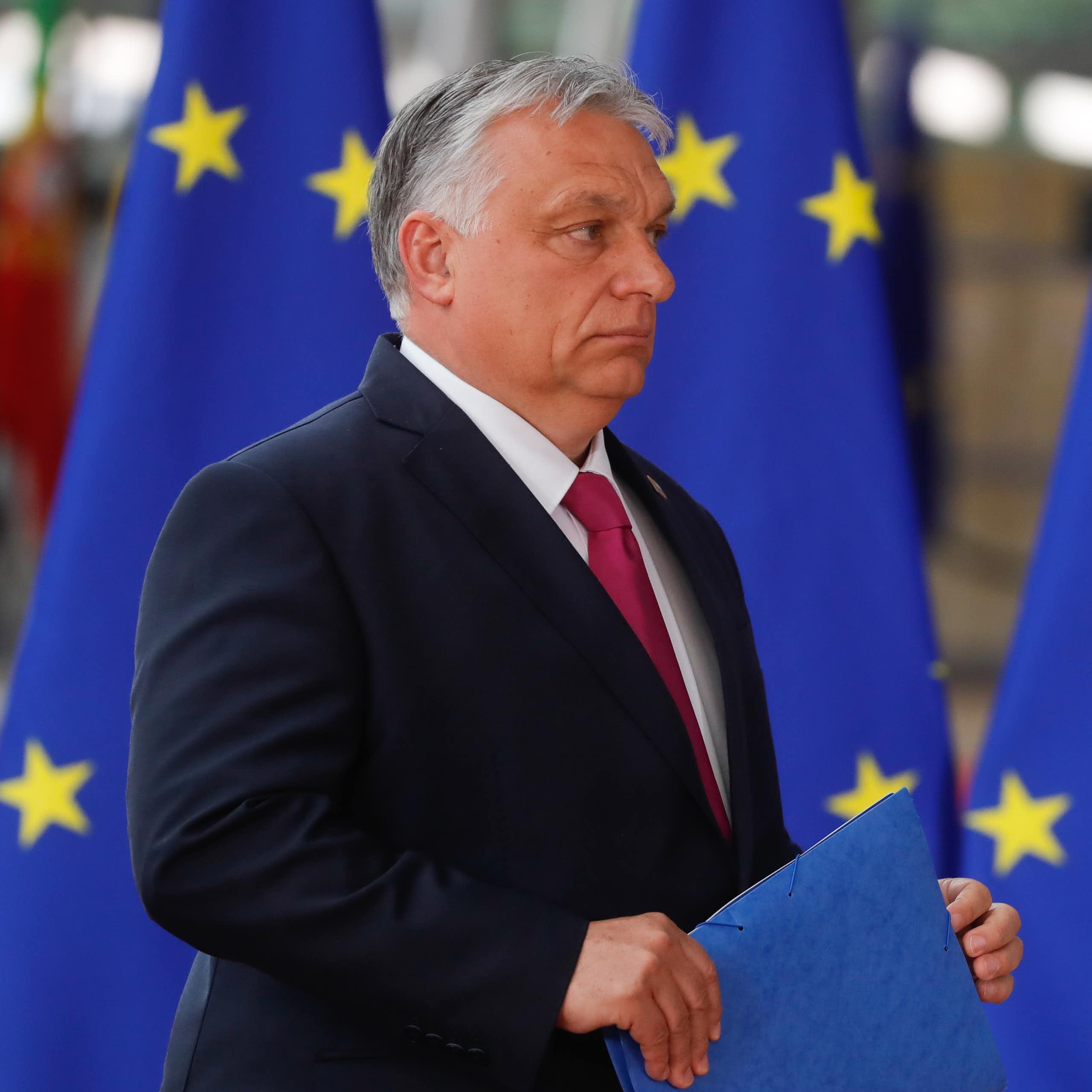 Viktor Orbàn in front of some European flags.