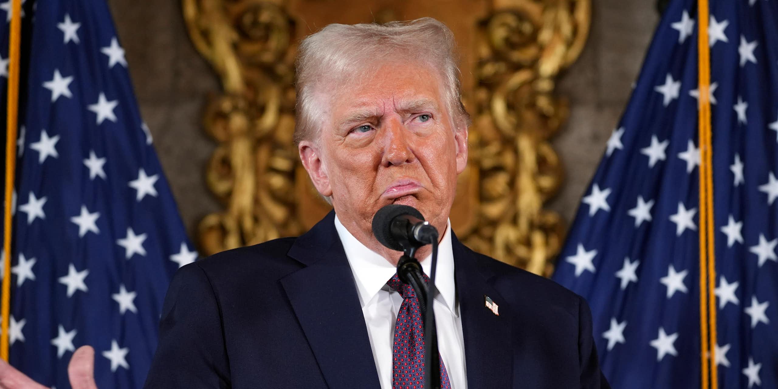 Donald Trump derrière un micro