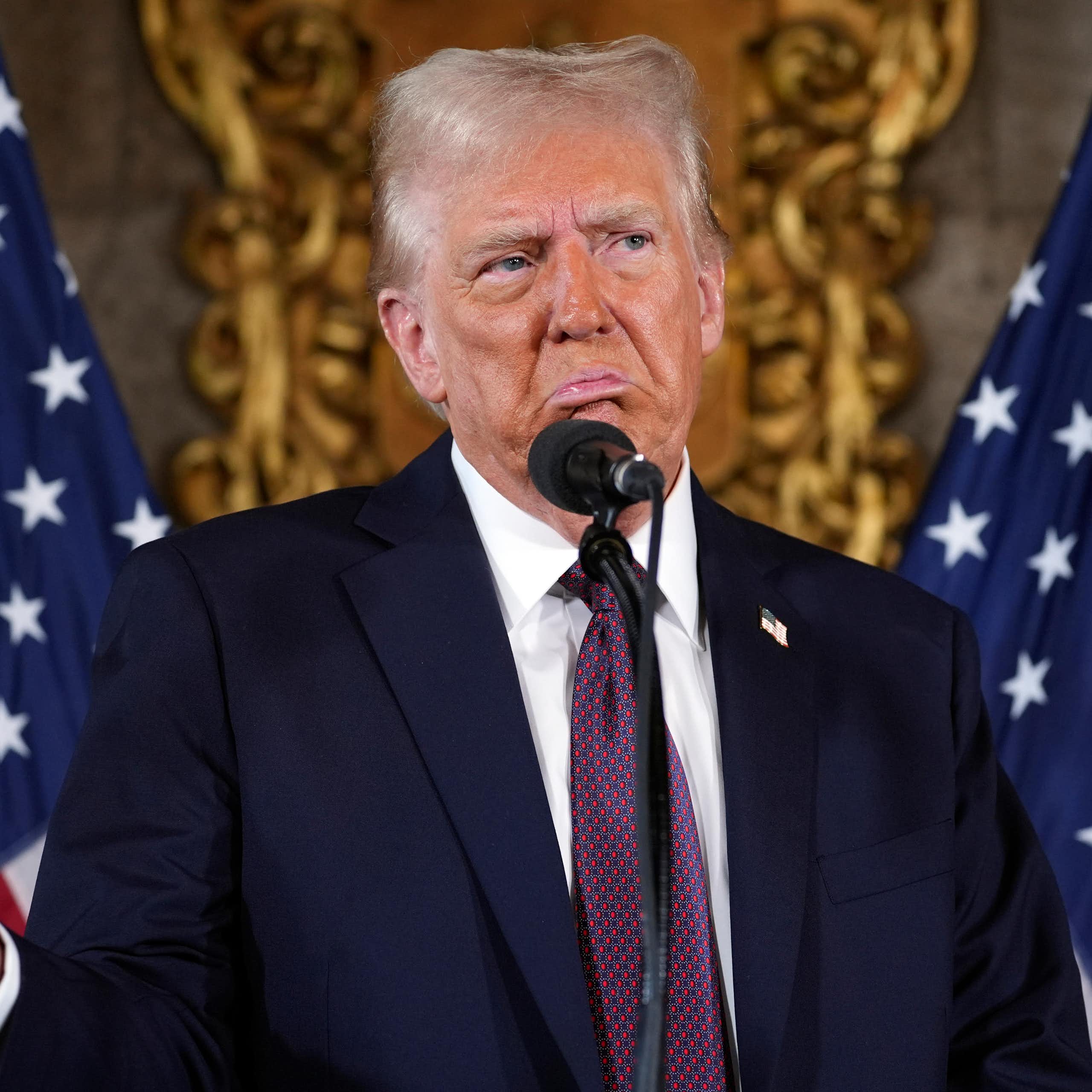 Donald Trump derrière un micro
