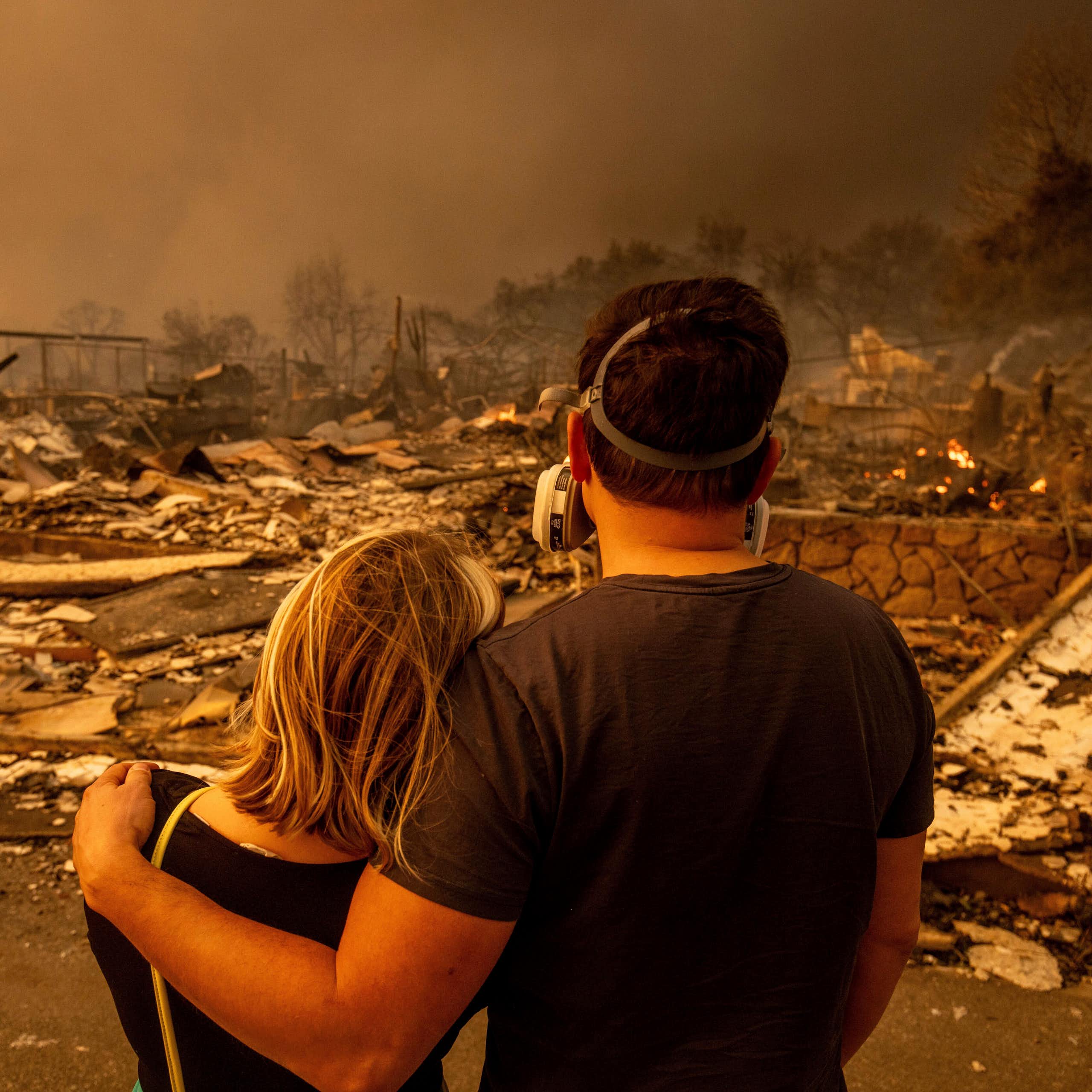 Megan Mantia, à gauche, et son petit-ami devant les ruines de leur maison après le passage de l'incendie, Californie.