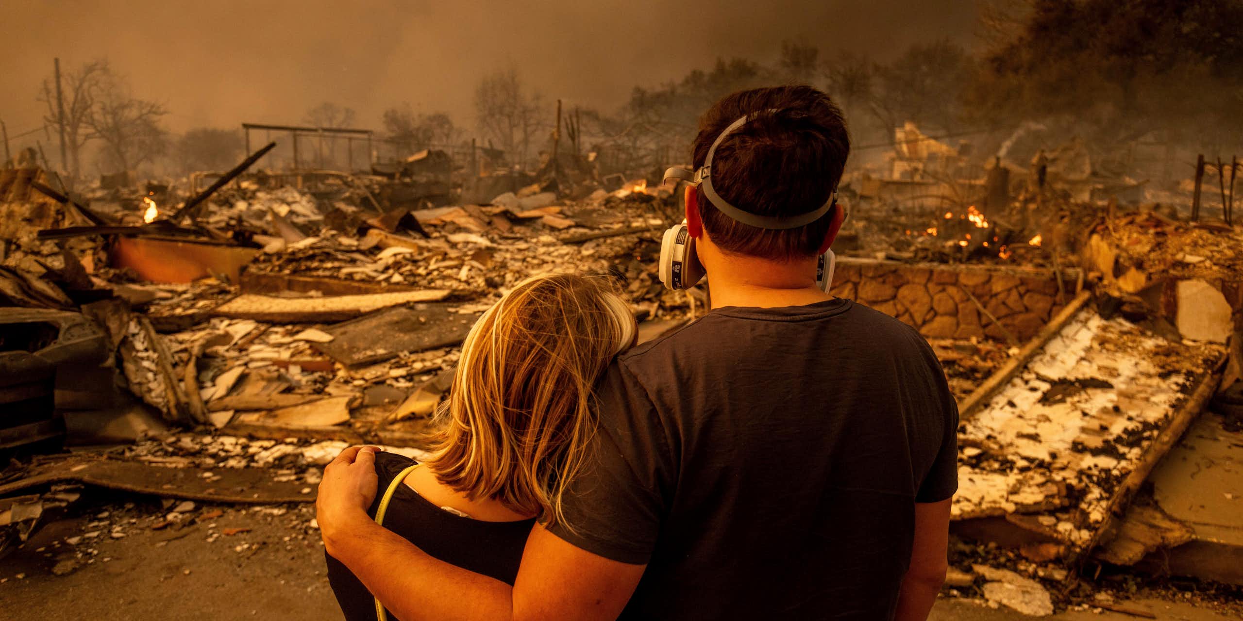 Megan Mantia, à gauche, et son petit-ami devant les ruines de leur maison après le passage de l'incendie, Californie.