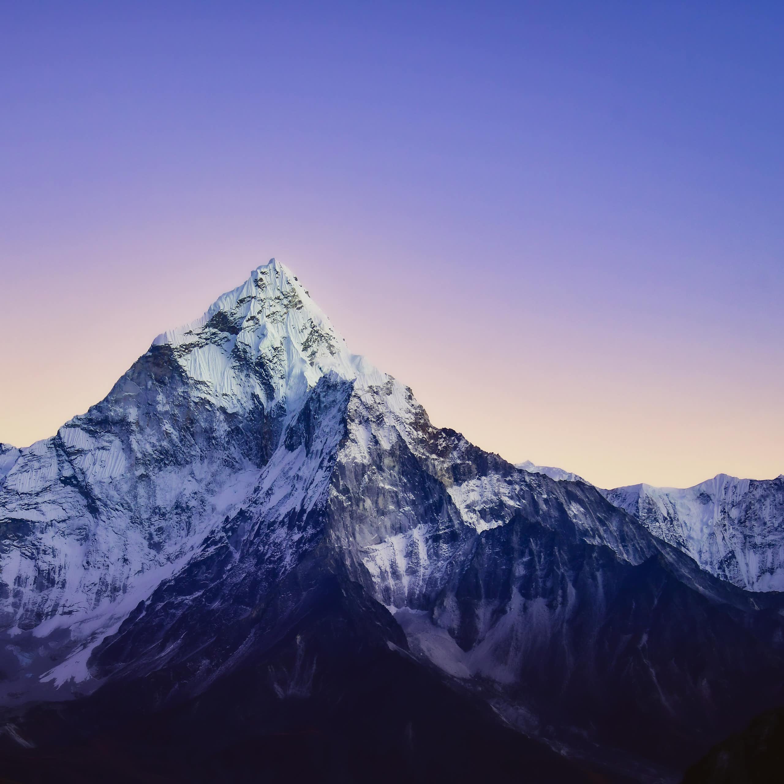 O Monte Everest em meio à cordilheira do Himalaia