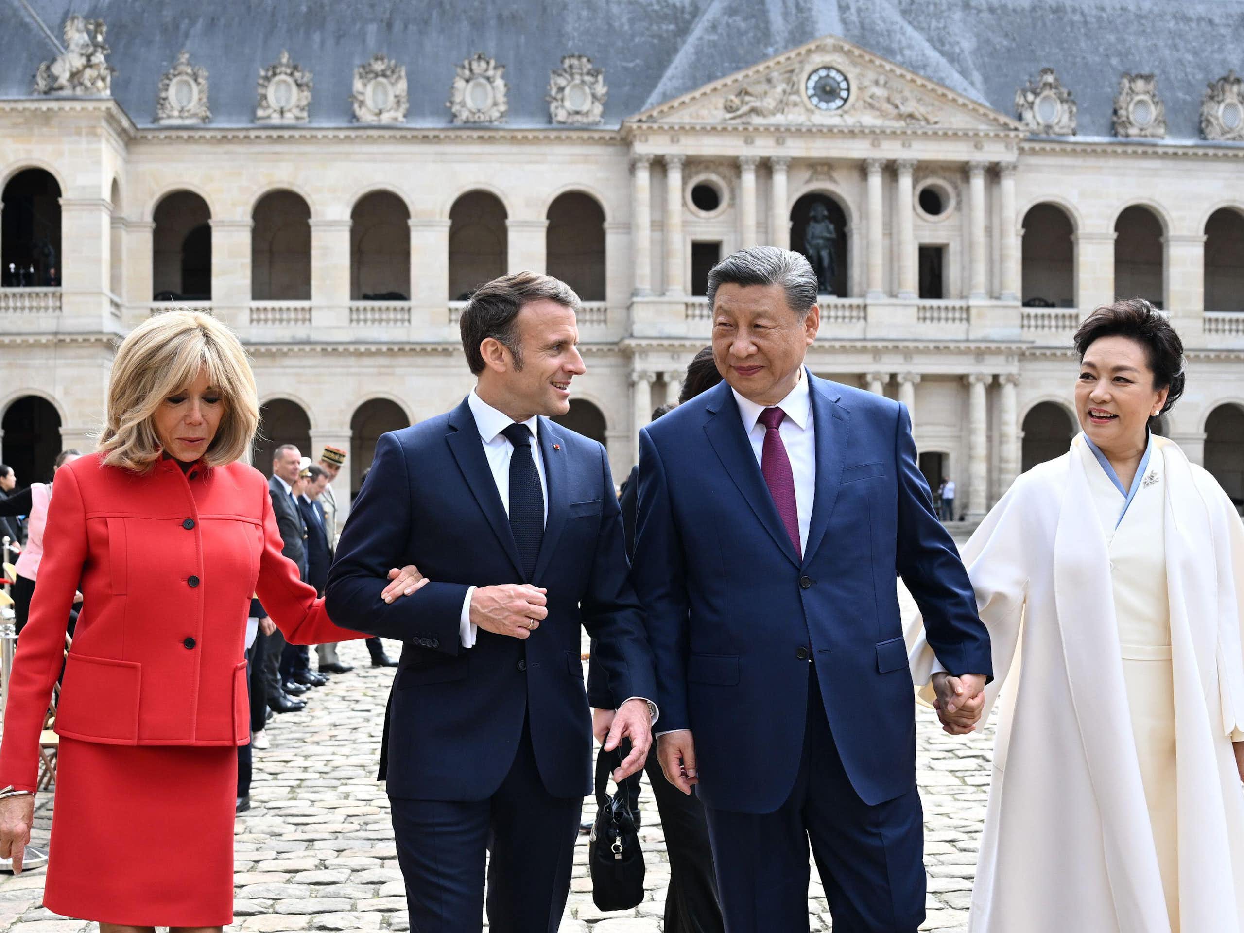 President Xi of China and his wife travelled to France for a meeting with France's President Macron, here walking across a courtyard.