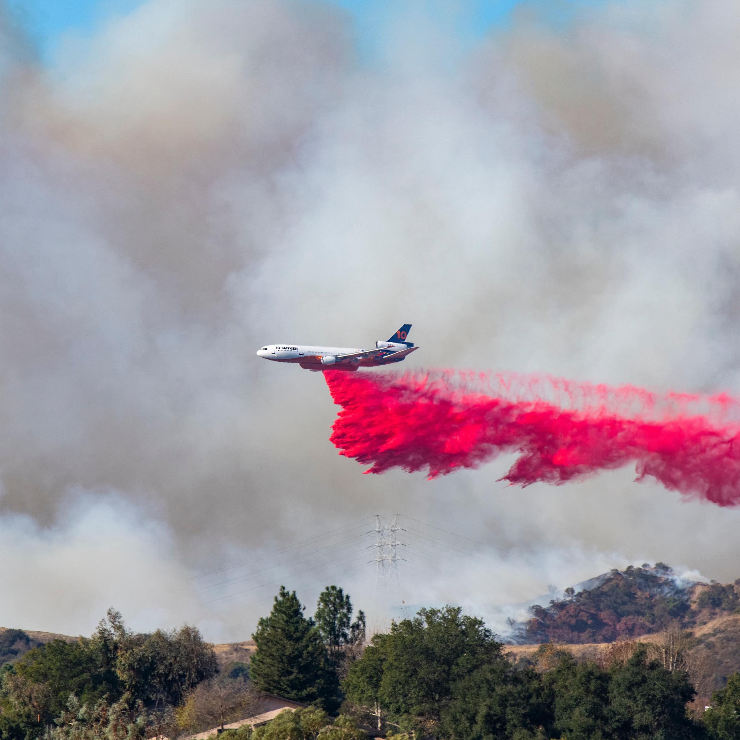 Por qué el cielo de Los Ángeles se tiñe de negro por el humo, pero también de color rosa