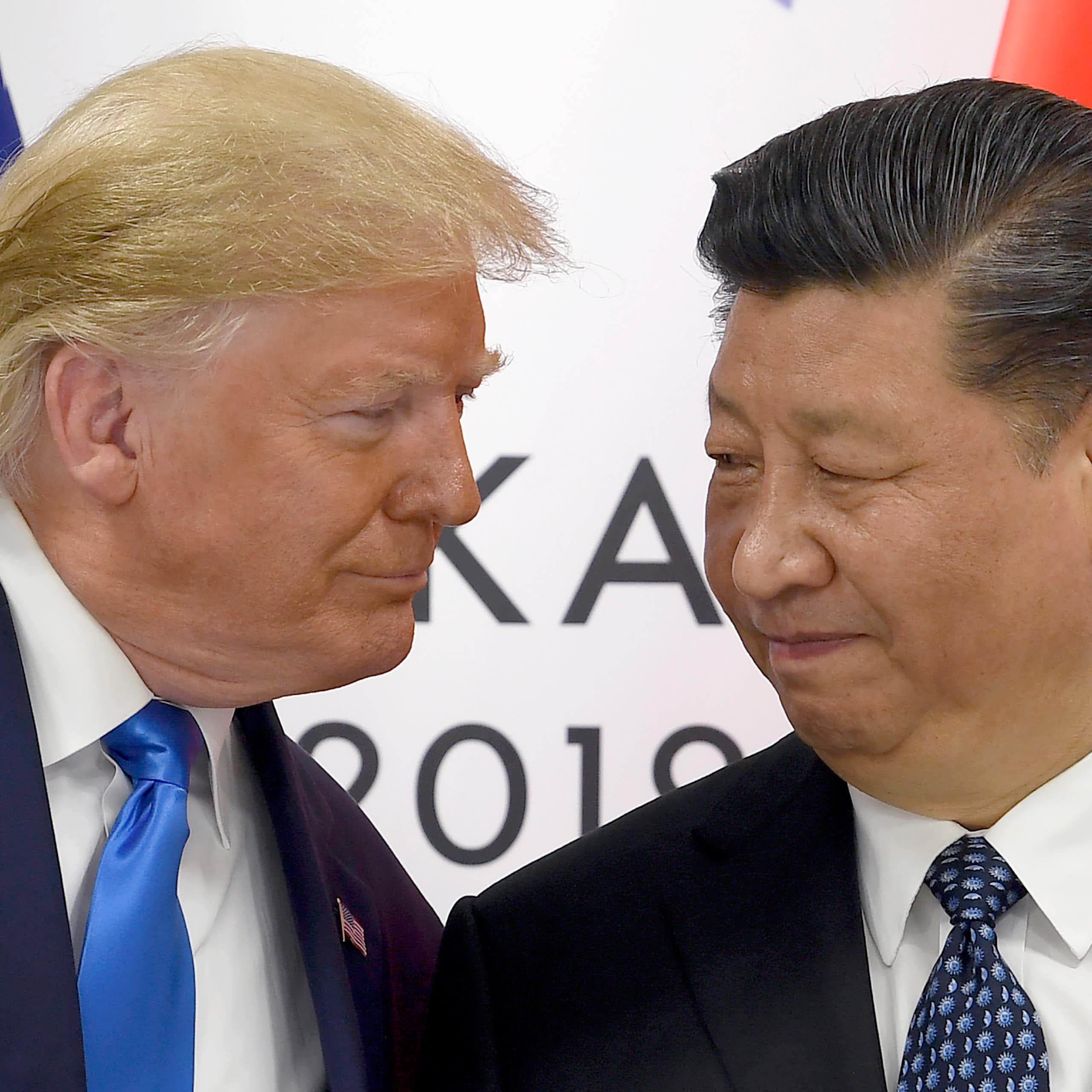 Un homme aux cheveux jaunes regarde un Chinois à sa gauche